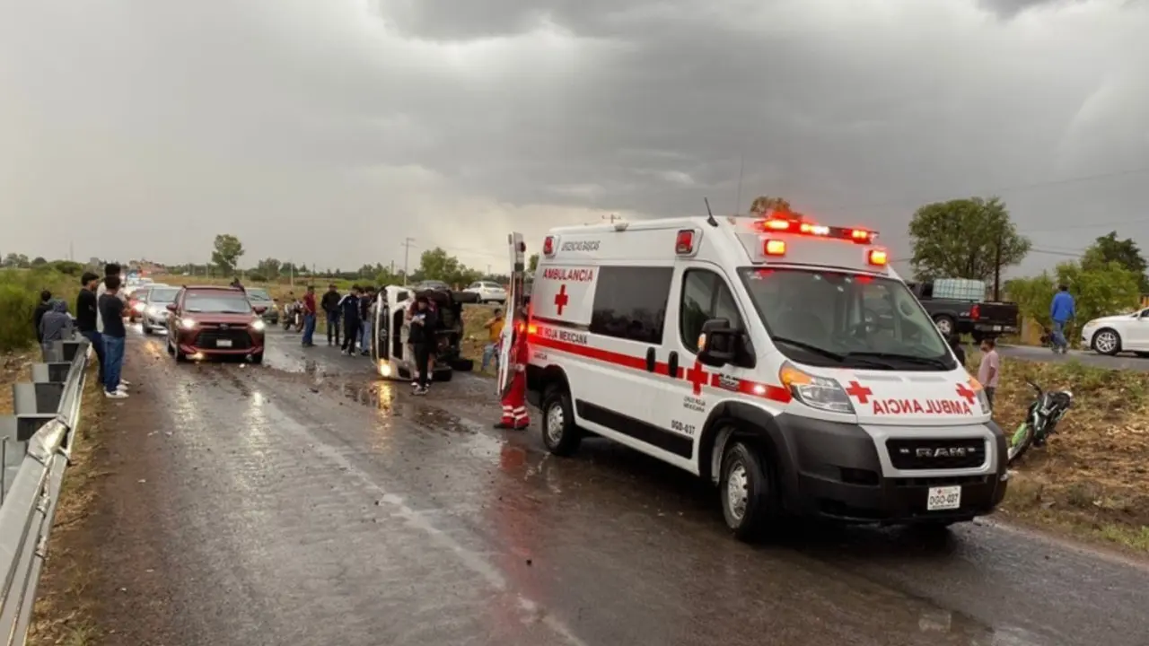 Vuelcan estudiantes de la Normal de Aguilera en Canatlán