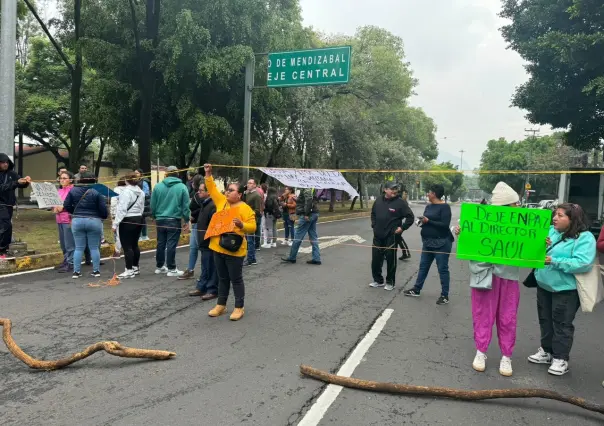 Padres cierran vialidad en Lindavista, exigen destitución por casos de bullying