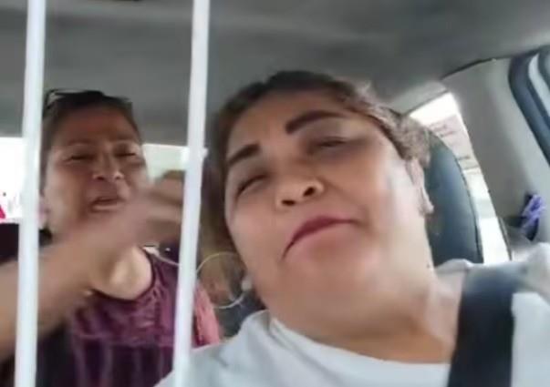 La pasajera por su molestia le terminó jaloneando el pelo a la taxista. Foto: @QuePocaMadre_mx