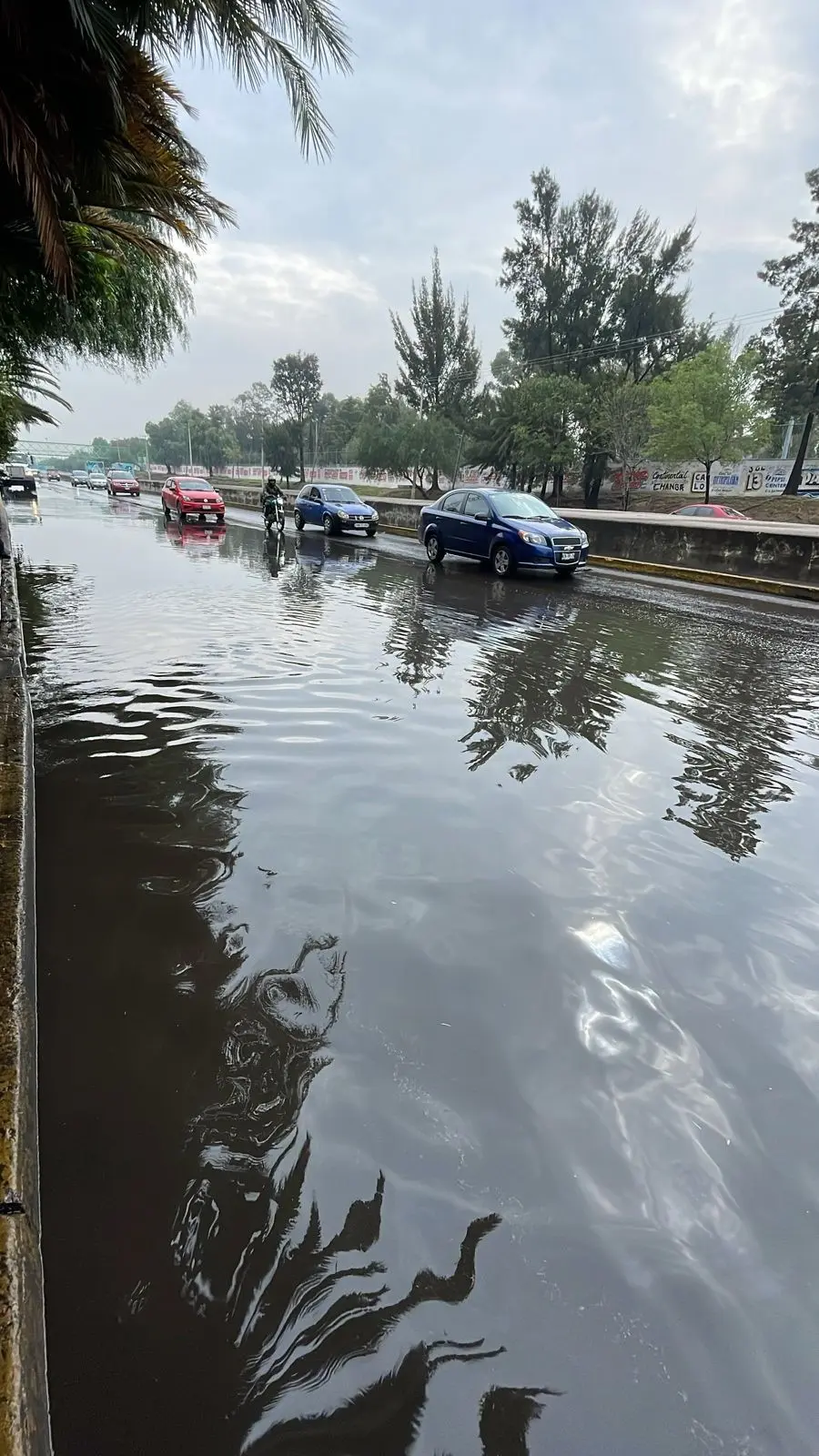 Lluvias dejan encharcamientos en varias alcaldías, trabajan en desazolve