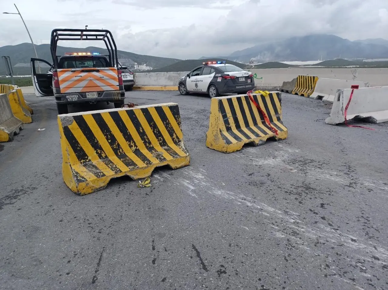 Elementos de Protección Civil de García, llevando a cabo cierres por los daños de la tormenta tropical Alberto. Foto: Facebook Gobierno de García.