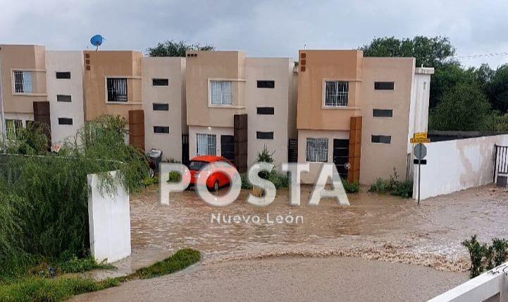 Batea constructora a vecinos afectados por inundaciones en García