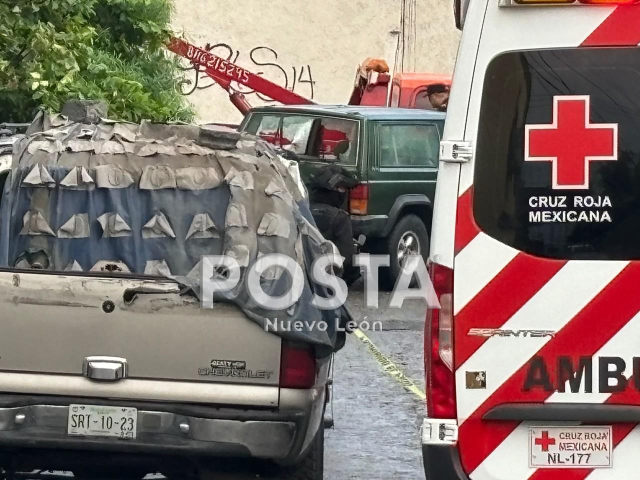 Un elemento de Fuerza Civil inspeccionando la zona donde fue el ataque armado. Foto: Raymundo Elizalde.