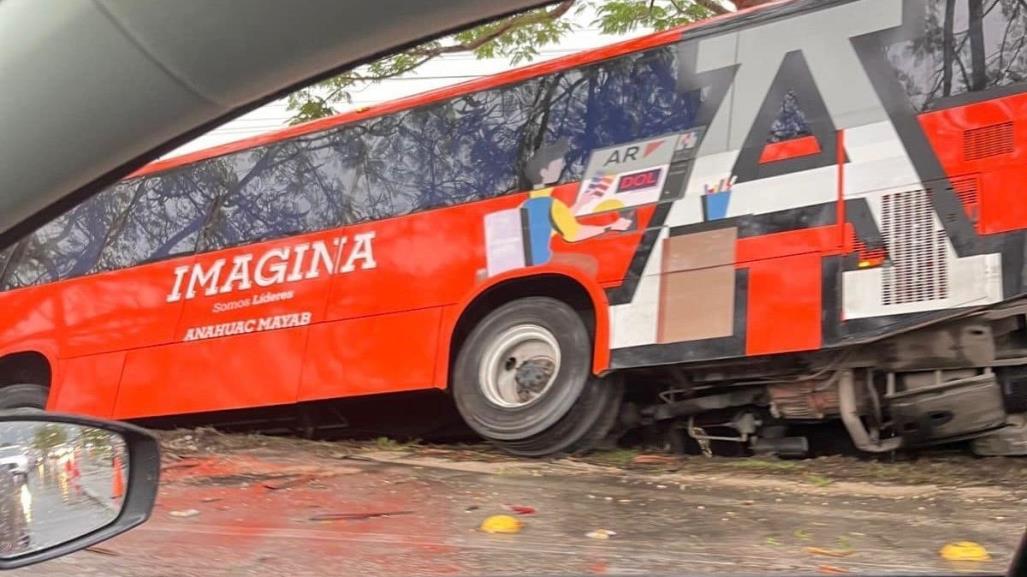 ¡Autobús escolar se sale del camino en el periférico de Mérida!