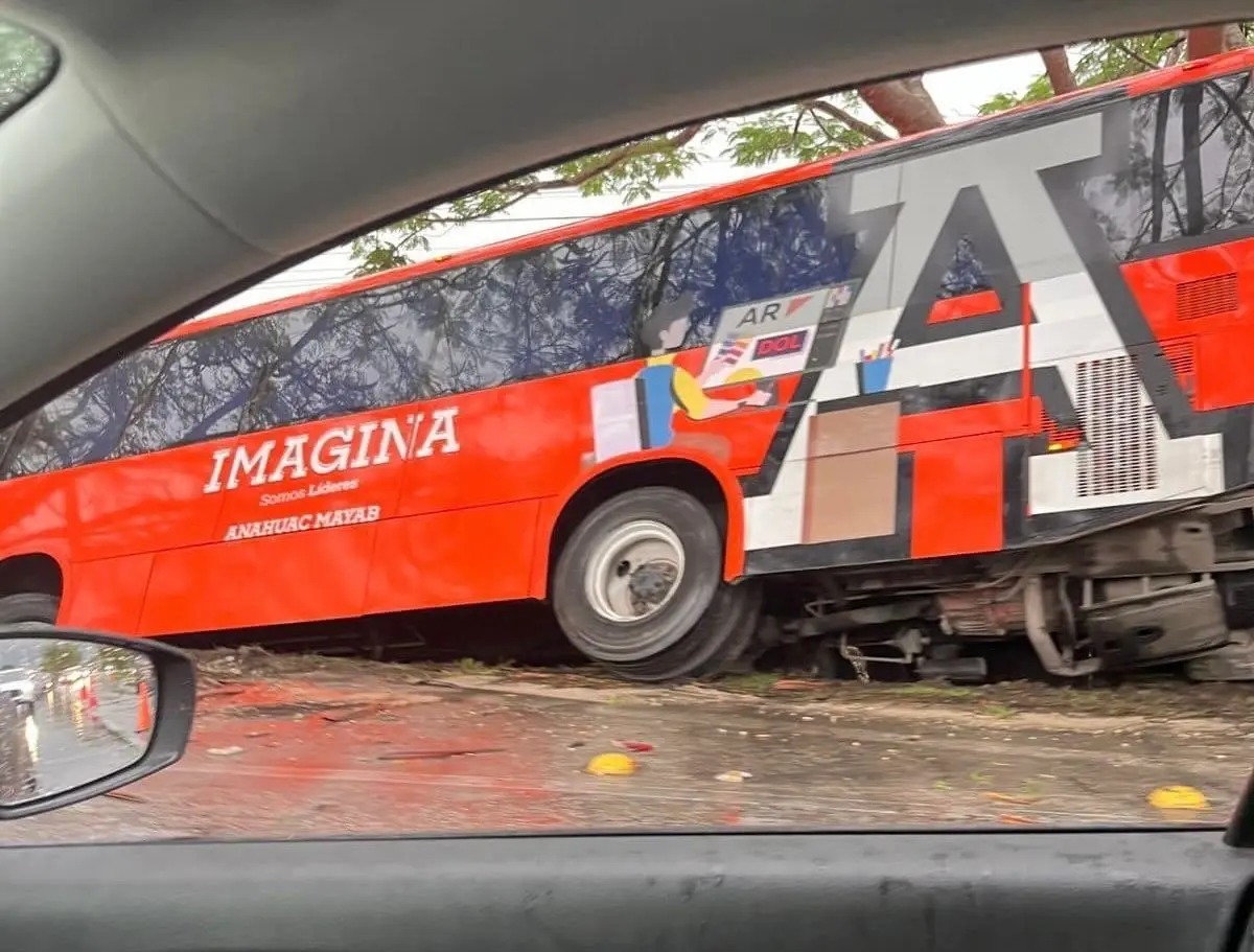 Autobus escolar pierde el control, debido al pavimento mojado por las lluvias fuertes en Mérida. Foto: Redes sociales