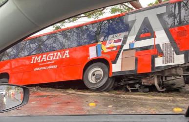 ¡Autobús escolar se sale del camino en el periférico de Mérida!