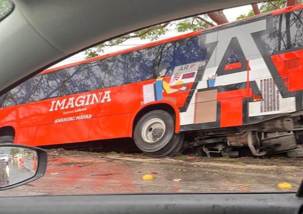 ¡Autobús escolar se sale del camino en el periférico de Mérida!