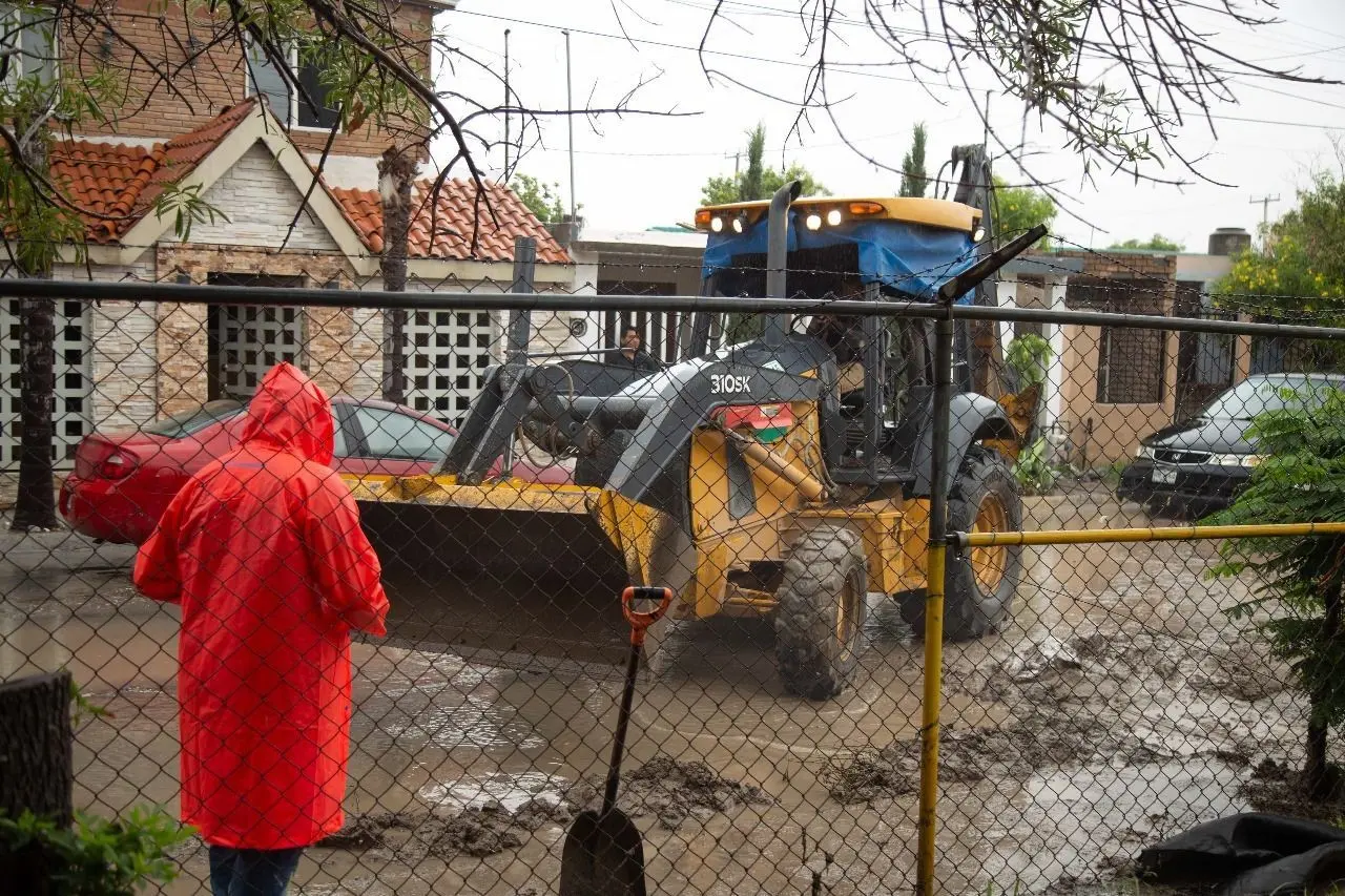 Equipos y maquinaria para la reconstrucción de planteles educativos que se vieron afectados por la tormenta tropical Alberto. Foto: Secretaría de Educación de Nuevo León.