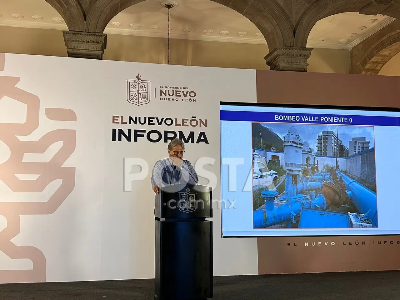 Juan Ignacio Barragán direcrtor de Agua y Drenaje explicando el porque la falta de agua. Foto: Rosy Sandoval.