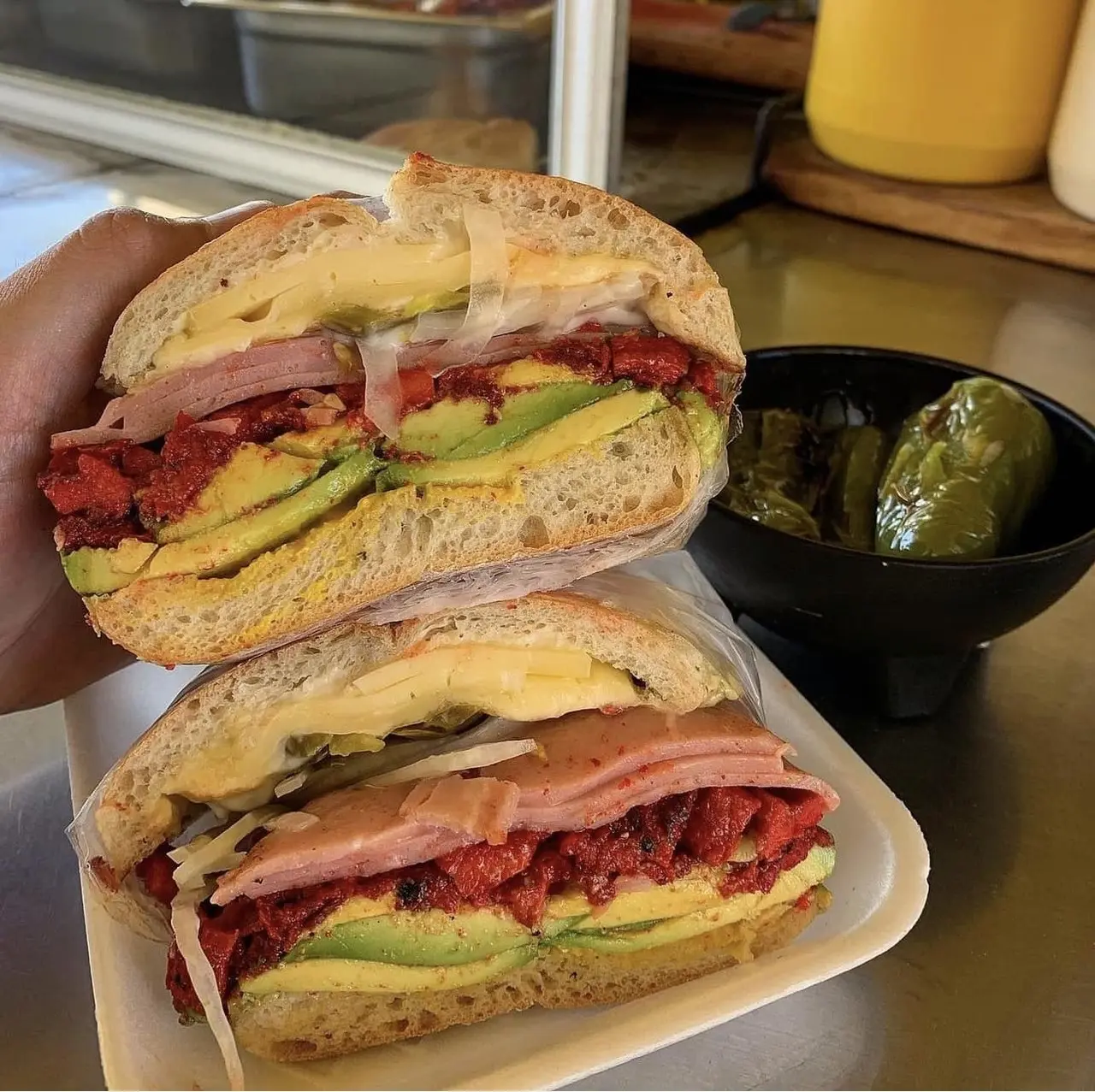 Los lonches de adobada son un platillo por excelencia en La Laguna. (Fotografía: YouTube)