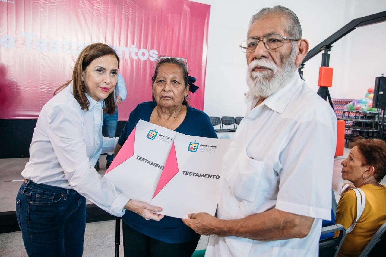 La alcaldesa Cristina Díaz con habitantes del municipio de Guadalupe, recibiendo documentos. Foto: Gobierno de Guadalupe