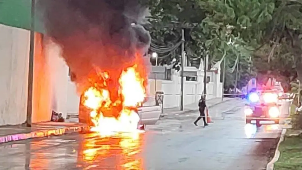 ¡Auto en llamas en colonia San Ramón Norte de Mérida!