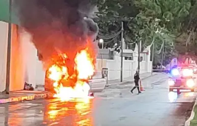 ¡Auto en llamas en colonia San Ramón Norte de Mérida!