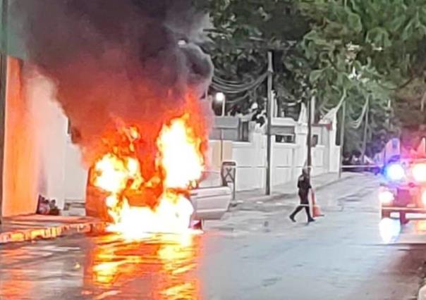 ¡Auto en llamas en colonia San Ramón Norte de Mérida!