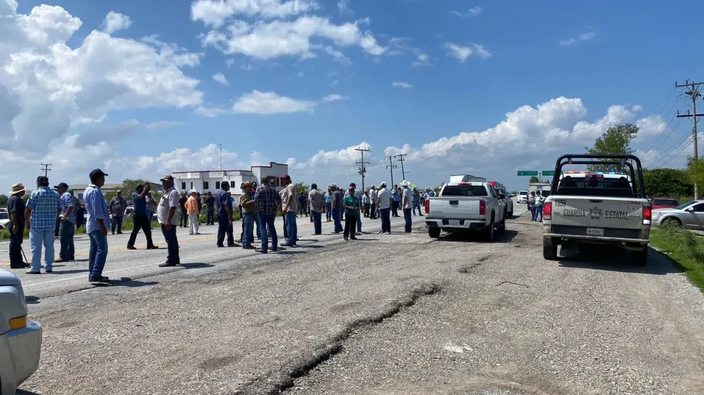 Agricultores de San Fernando cierran carretera Victoria-Matamoros