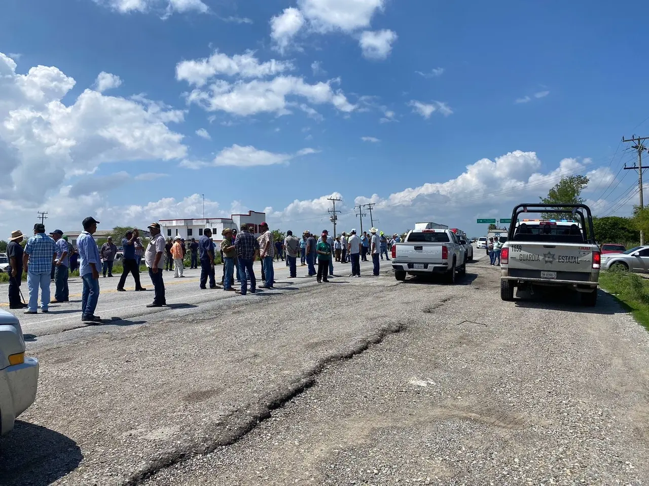 Agricultores de San Fernando cerraron la carretera Victoria-Matamoros para exigir una respuesta del gobierno con relación a los precios del sorgo. Foto: SSPT