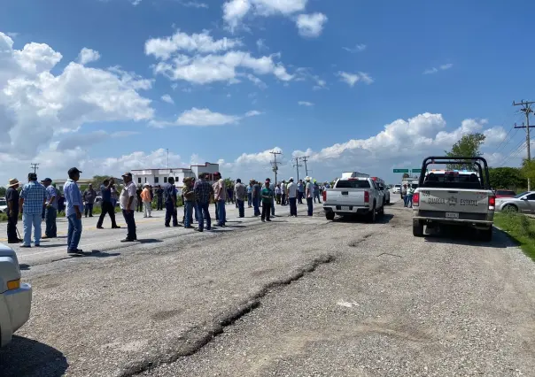 Agricultores de San Fernando cierran carretera Victoria-Matamoros