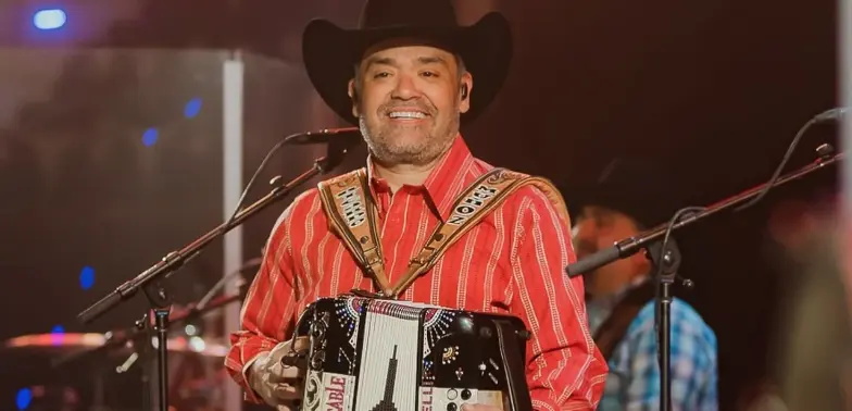 Ricky Muñoz explota contra público al pedirle que cante clásicos de Intocable