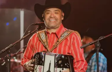 Ricky Muñoz explota contra público al pedirle que cante clásicos de Intocable