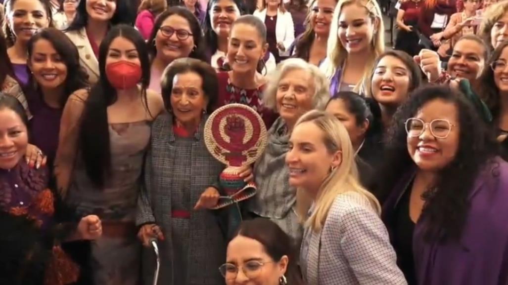 Claudia Sheinbaum recibe “Bastón de Mando de Las Mujeres hecho por artesanas