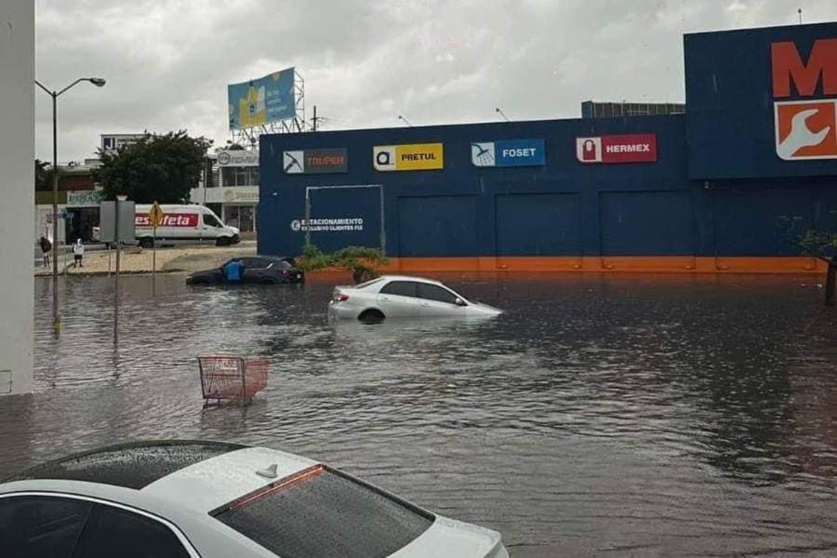 Autos casi cubiertos totalmente por el agua de las lluvias en una calle de Mérida, Yucatán. Foto: Patricia Euan