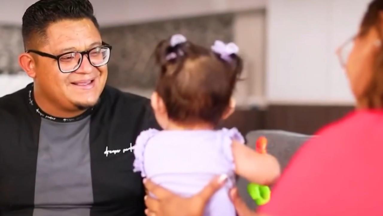 Familia de Acogida con una niña del DIF Estatal Durango. Foto: Captura de pantalla.