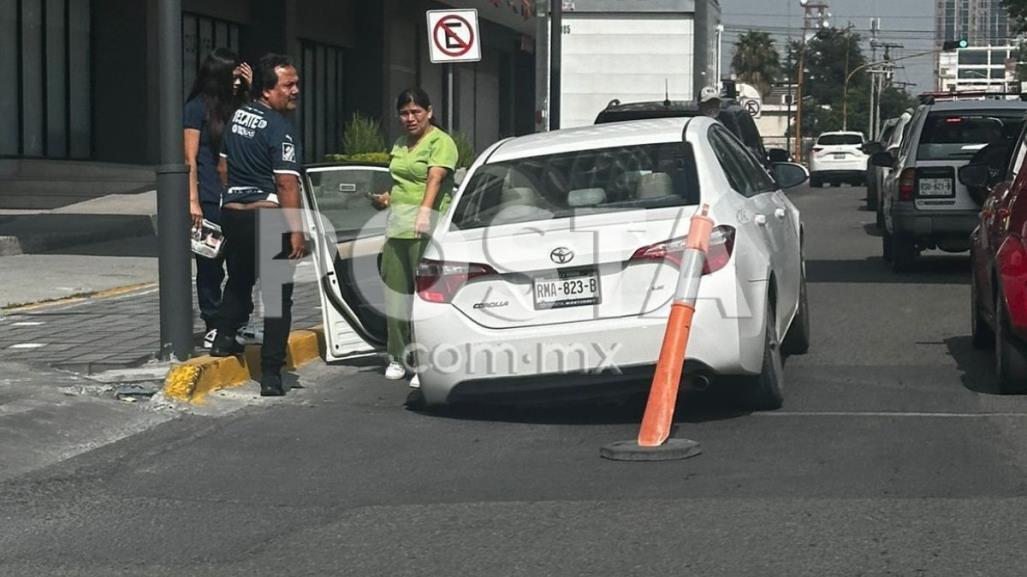 Conductora cae en socavón sobre la calle Washington en Monterrey