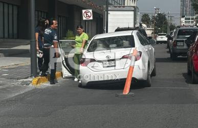 Conductora cae en socavón sobre la calle Washington en Monterrey