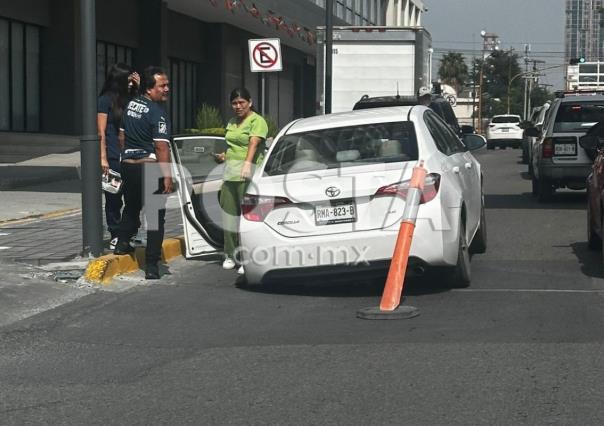 Conductora cae en socavón sobre la calle Washington en Monterrey