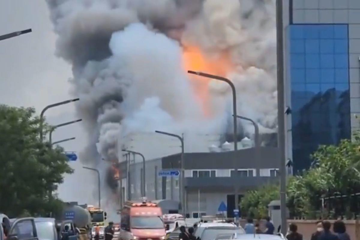 Columna de humo en empresa que se incendió en Corea del Sur. Foto: X @AlertaMundoNews