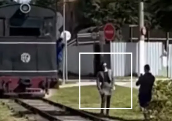 Maquinista salva vida de mujer en vías del tren: evita tragedia con una patada