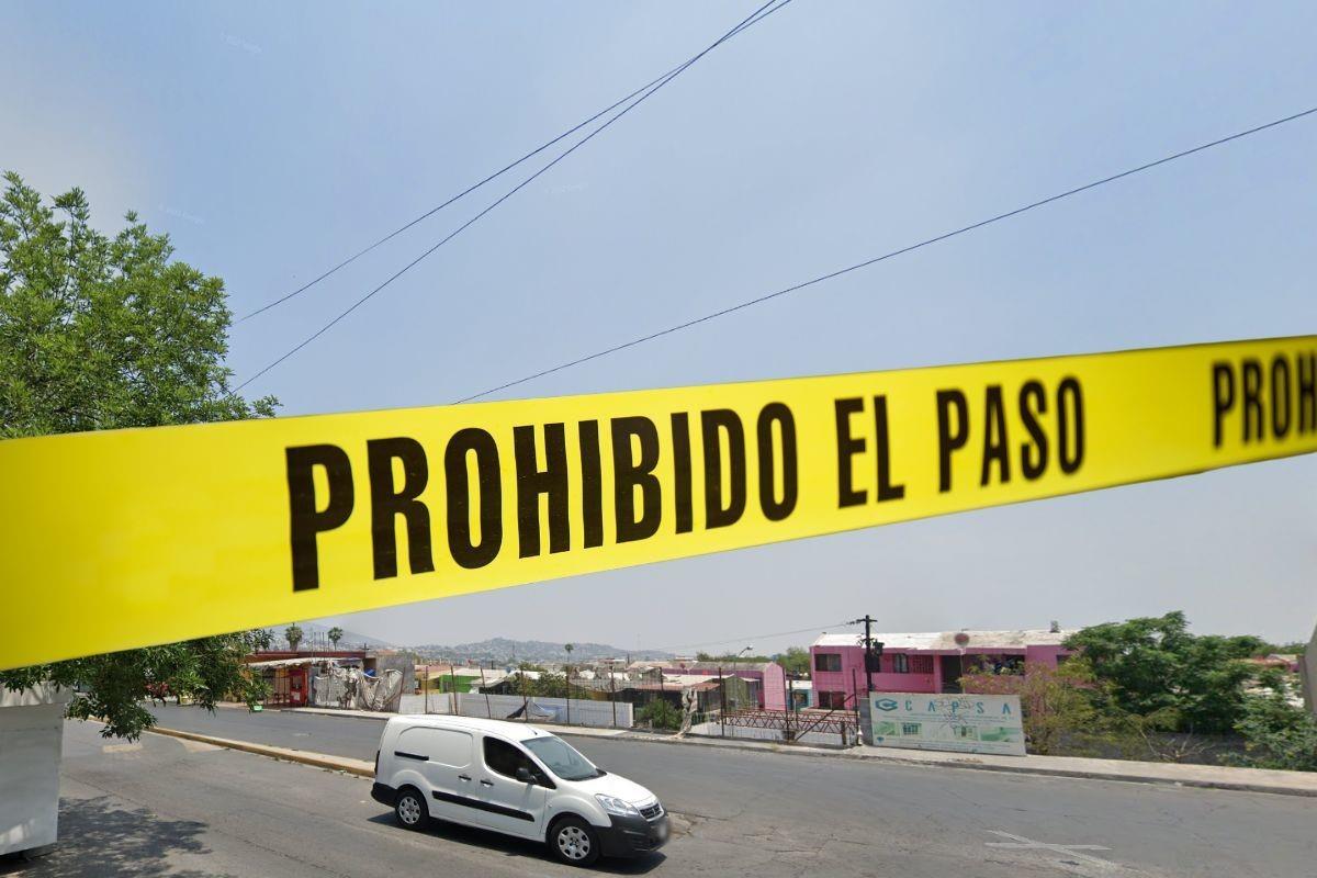 Una camioneta blanca por calles de la colonia Hacienda Las Mitras y la cinta de prohibido el paso. Foto: Canva y Google Maps