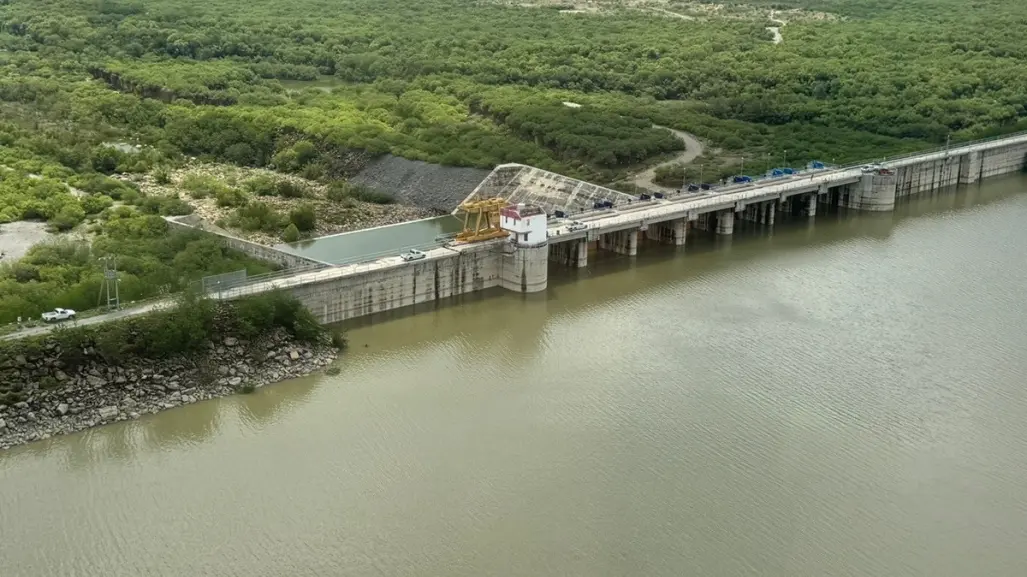 Realizan desfogue controlado de agua en presa El Cuchillo por altos volúmenes