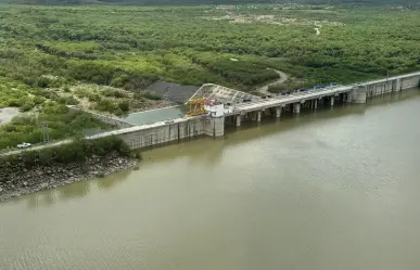 Realizan desfogue controlado de agua en presa El Cuchillo por altos volúmenes