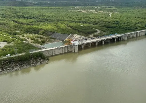 Realizan desfogue controlado de agua en presa El Cuchillo por altos volúmenes