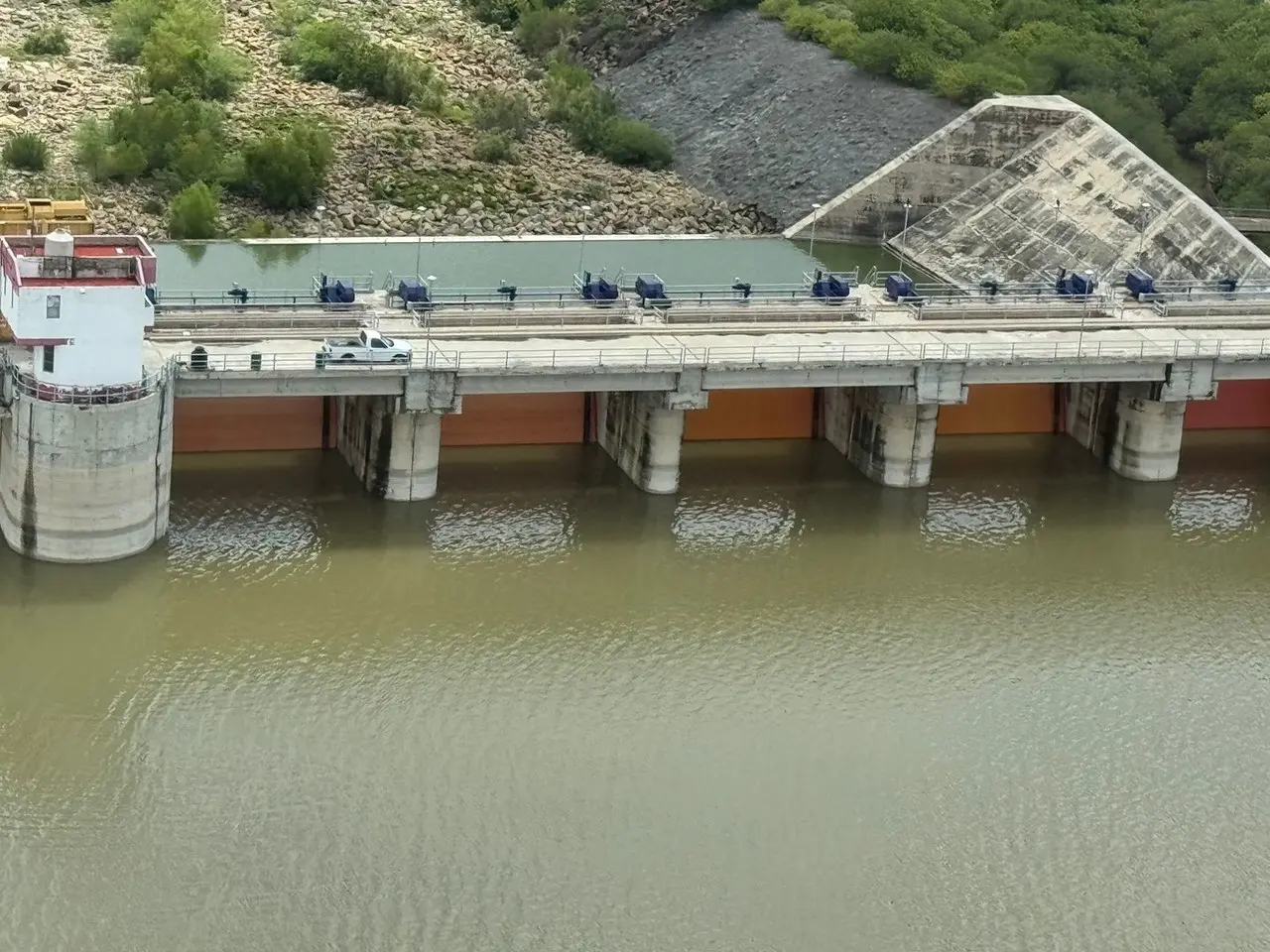 Realizan desfogue controlado de agua en presa El Cuchillo por altos volúmenes