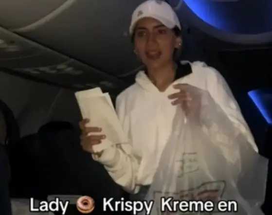 Vende joven donas en pleno vuelo de avión