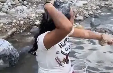 ¡No hay agua en su casa! Joven se baña en el río Santa Catarina