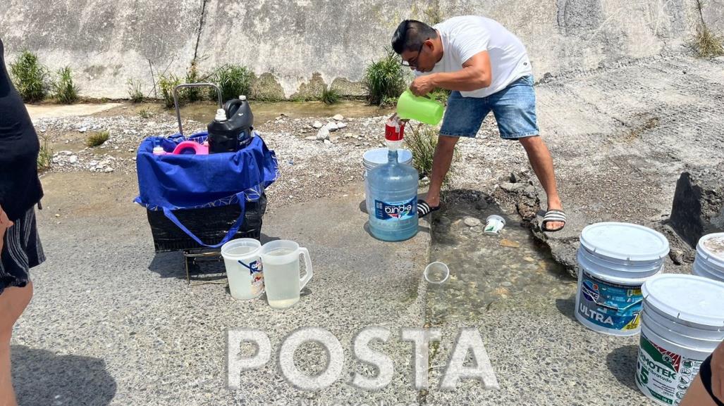 Escasez de agua en Barrio del Prado: Vecinos recolectan agua de arroyo