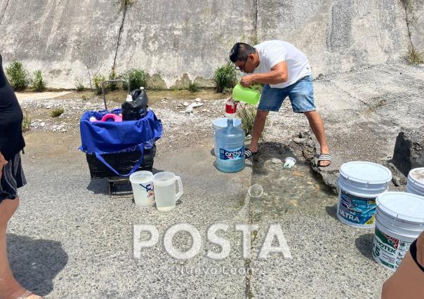 Escasez de agua en Barrio del Prado: Vecinos recolectan agua de arroyo