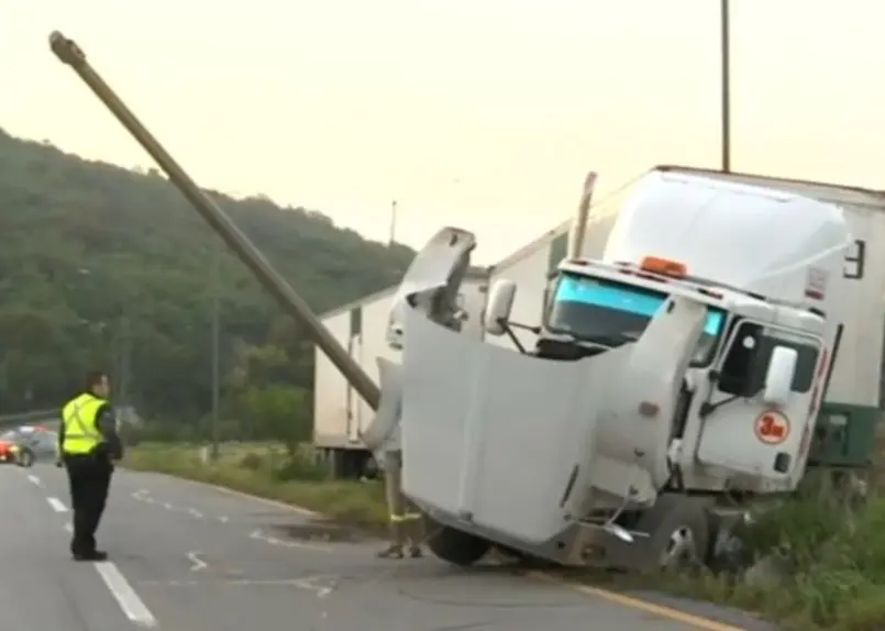 El tráiler que quedó varado y con algunos daños tras el choque. Foto: Facebook Al Día N.L.