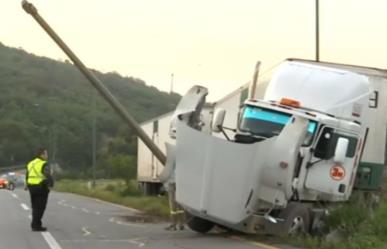 Choca tráiler azucarero contra camellón en Santiago