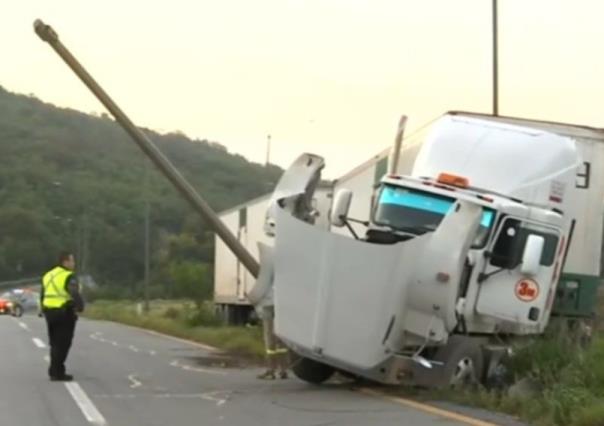 Choca tráiler azucarero contra camellón en Santiago