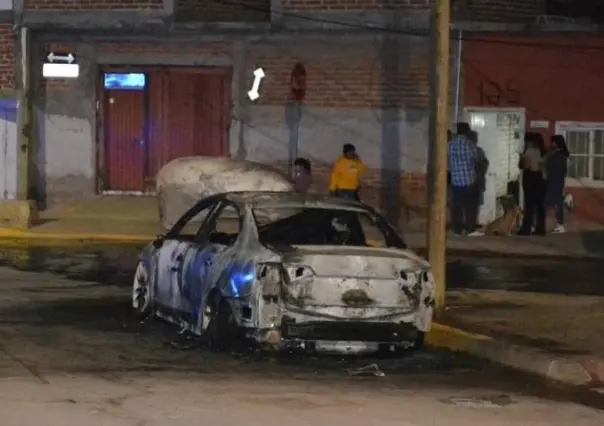 Balean y queman a dos personas dentro de un auto en Guanajuato