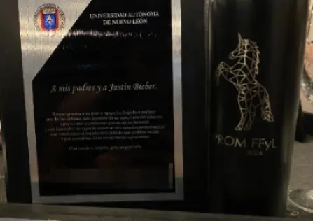 Se gradúa joven de la UANL... y agradece a Justin Bieber