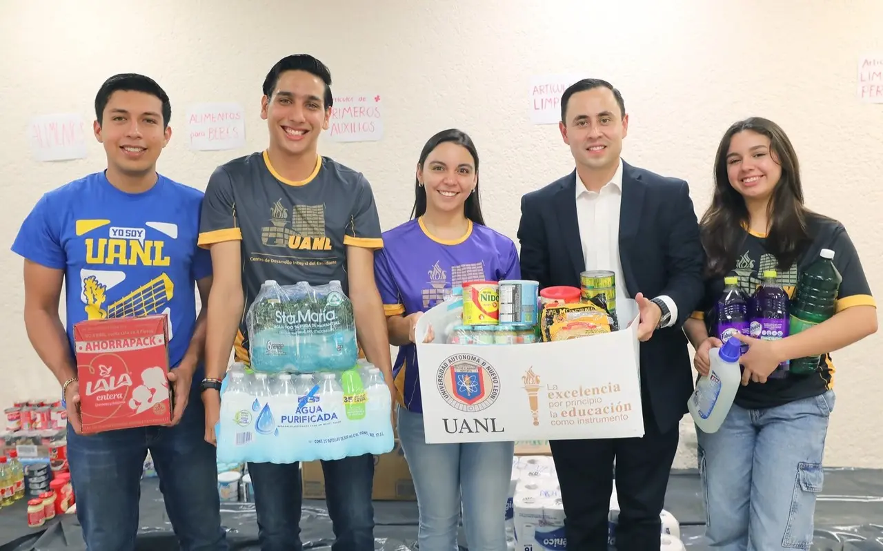 Miembros de la UANL en la recolección de viveres. Foto: UANL