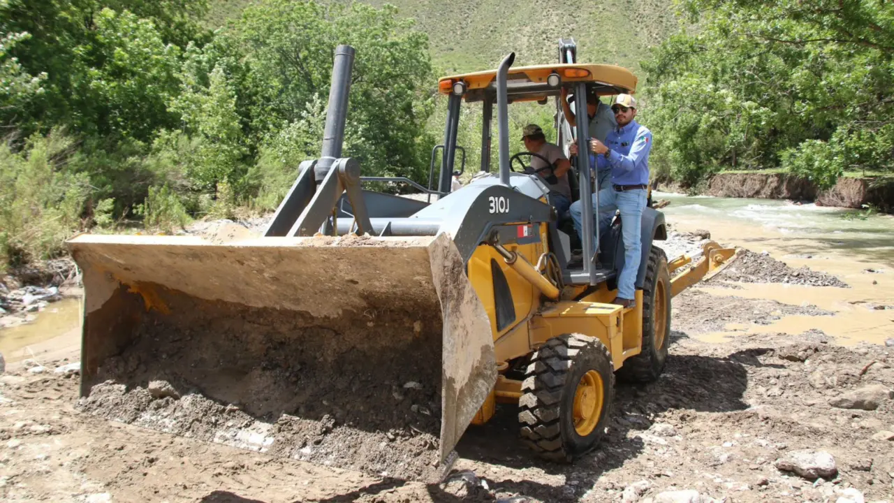 Alcalde Ramiro Duran supervisando las acciones realizadas en los ejidos afectados de Arteaga / Foto: Gobierno Municipal de Arteaga