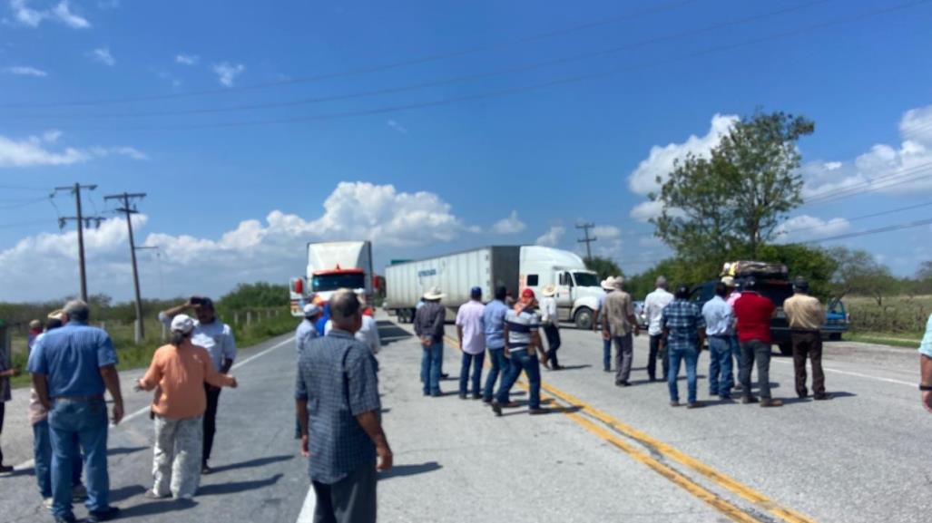 Agricultores bloquean la Carretera Victoria-Matamoros a transporte de carga