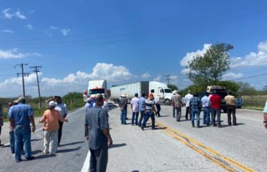 Agricultores bloquean la Carretera Victoria-Matamoros a transporte de carga