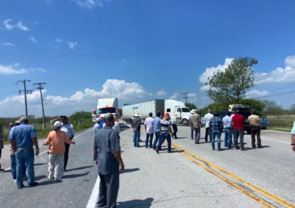 Agricultores bloquean la Carretera Victoria-Matamoros a transporte de carga